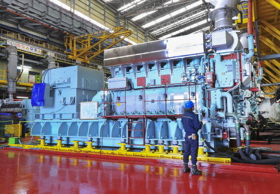 현대중공업 직원이 힘센엔진공장에서 1만 번째 힘센엔진을 점검하고 있다. ⓒ 현대중공업