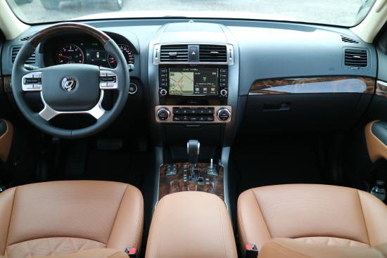 고급스러운 세틴 크롬 및 하이그로시 내장재가 적용된 더 뉴 모하비 실내. = 노병우 기자