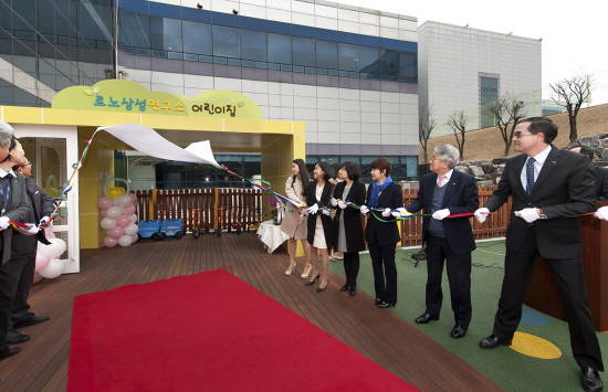 (우측 첫 번째부터) 개원식에 참여한 르노삼성 프랑수아 프로보 사장, 박동훈 부사장 등 주요 관계자들이 어린이집 현판식을 진행하고 있는 모습. ⓒ 르노삼성자동차