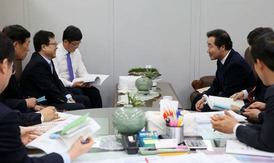 이낙연 전남지사는 8일 세종시 기획재정부 예산실을 방문, 내년도 지역 현안사업을 설명하고 정부예산안에 반영해줄 것을 요청했다. ⓒ 전남도