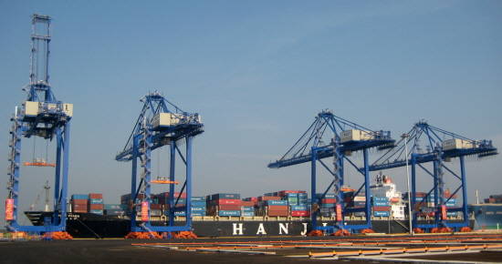 베트남 떤깡까이멥 터미널에서 작업 중인 한진해운 선박. ⓒ 한진해운