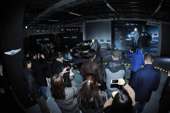 현대자동차가 아프리카와 중동 딜러 및 대리점 사장단을 초청해 판매 확대 방안을 비롯해 브랜드와 마케팅 관련 본사 정책 및 방향성을 공유하는 '아중동 딜러 대회'를 개최했다. 사진은 용인 스피드웨이 서킷에서 중동 자동차 전문 프로그램 '모터쇼' 진행자 나딤 메하나가 제네시스 G90를 비롯한 신차를 소개하는 모습. ⓒ 현대자동차