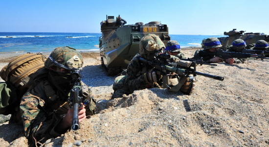 연합군 상륙군 병력을 태운 한국 해병대 돌격상륙장갑차(KAAV)와 미 해병 AAV가 해안으로 돌격하고 있다. ⓒ 뉴스1