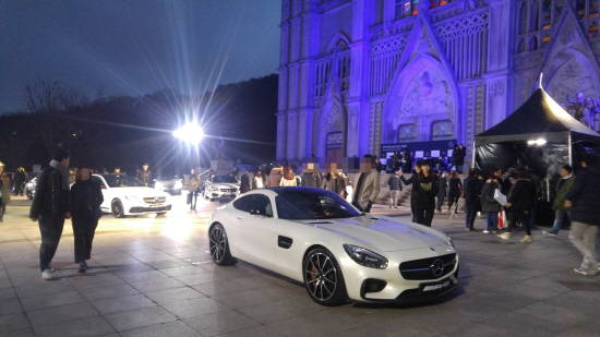 메르세데스 팬스 나이트 행사가 열린 '경희대 평화의 광장'은 어둠이 내렸지만, 전시된 드림카 라인업을 관람하고 있는 사람들로 인산인해를 이뤘다. ⓒ 프라임경제