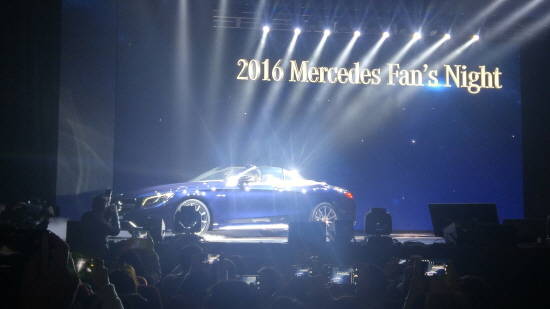 디미트리스 실라키스 메르세데스-벤츠코리아 사장과 함께 등장한 더 뉴 메르세데스-AMG S 63 4매틱 카브리올레는 AMG 48년 역사에서 처음으로 선보이는 S-클래스 4인승 카브리올레 모델이다. 폭발적인 성능과 최상위 럭셔리 카브리올레의 특별함을 원하는 자동차 매니아를 위한 매력적인 드림카로, 국내 3분기 출시될 예정이다. Ⓒ 프라임경제