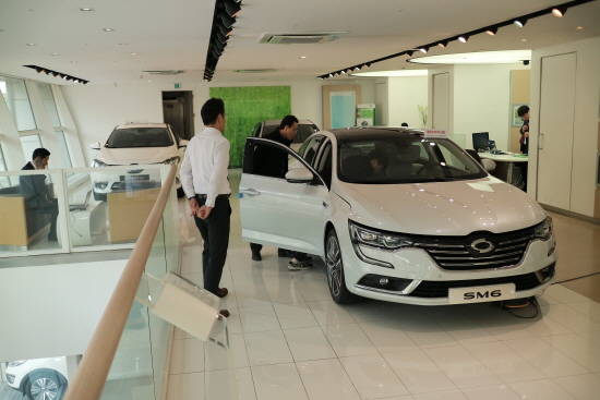 고객이 SM6를 살펴보고 있다. = 노병우 기자
