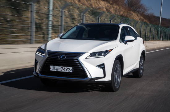 가속구간에 들어선 렉서스 RX 450h는 부드러운 엔진음과 함께 표출되는 가속력은 출발할 당시 단정한 모습을 잊게 한다. Ⓒ 한국토요타
