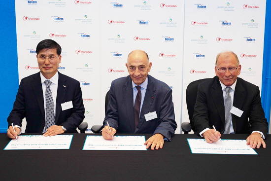 (왼쪽부터) 최용균 현대로템 철도영업본부장, 장 마크 자나이악 트렌스데브 그룹 회장, 그렉 캠벨 웰링턴 시정부 의장이 기념촬영을 하고 있다. ⓒ 현대로템