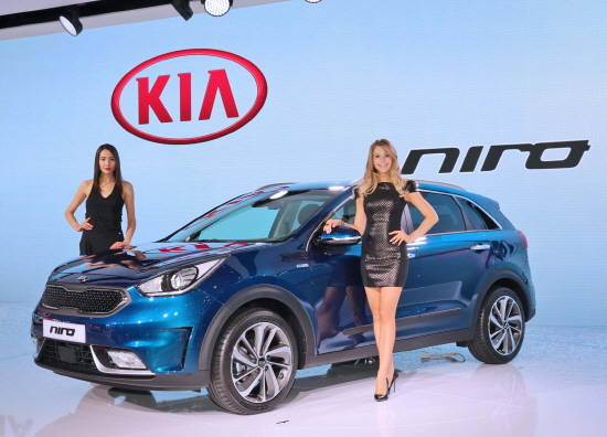 기아차는 첨단 하이브리드 기술을 집약해 처음으로 선보이는 신 개념 소형 SUV인 '니로(NIRO)'를 선보이며 모하비·쏘렌토·스포티지로 이어지는 'SUV 풀 라인업'을 구축해 'RV 명가' 위상을 강화한다는 방침이다. 사진은 지난 제네바에서 공개된 '니로'. Ⓒ 기아자동차