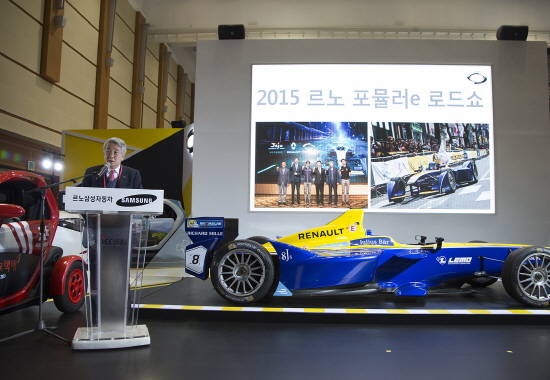 제3회 국제전기자동차엑스포 르노삼성자동차 부스에서 박동훈 부사장이 올해 전기차 보급 전략을 발표하고 있다. ⓒ 르노삼성자동차