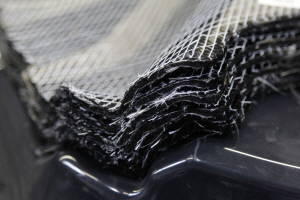 BMW i 브랜드는 신소재 탄소섬유강화플라스틱(CFRP)으로 차체를 제작해 경량화 및 안전에 기여를 했으며, 드라이브 모듈도 대부분 알루미늄을 적용했다. 사진은 신소재 탄소섬유강화플라스틱. ⓒ BMW 코리아