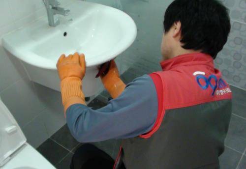 G마켓에 입점한 영구크린이 청소 가사도우미 서비스를 제공하는 모습. ⓒ G마켓