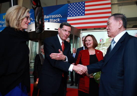 정몽구 회장이 롤링힐스 호텔에서 존 바라소(John Barrasso) 상원위원과 악수하고 있는 모습. ⓒ 현대자동차그룹