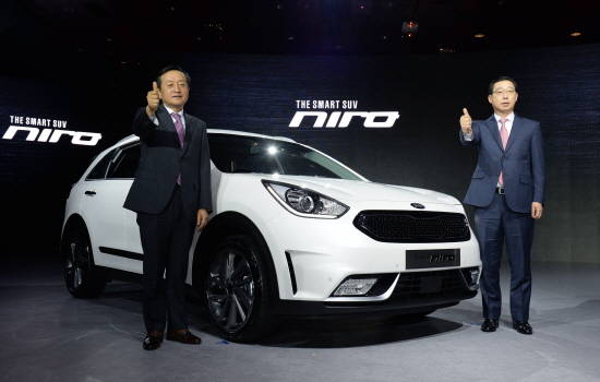 기아차가 공식 출시한 니로는 기아차가 첨단 하이브리드 기술을 집약해 처음 선보이는 새로운 개념의 친환경 소형 SUV다. 박한우 기아차 사장(우측)과 김창식 부사장(좌측)이 기념촬영을 하고 있는 모습. Ⓒ 기아자동차