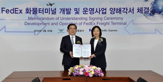 채은미 FedEx코리아 지사장(오른쪽)과 정일영 인천국제공항공사 사장이 업무협약을 체결하고 기념촬영을 하고 있다. ⓒ FedEx코리아