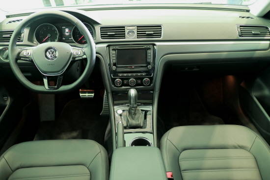 세련된 스타일을 겸비한 인테리어 디자인을 갖춘 신형 파사트. = 노병우 기자