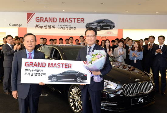 조계만 영업부장(우측)과 김창식 기아차 국내영업본부장이 기념촬영을 하고 있는 모습. ⓒ 기아자동차