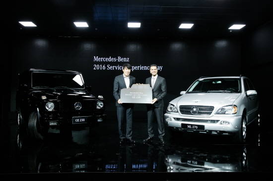 메르세데스-벤츠 코리아는 '추억도 A/S가 되나요'라는 슬로건 아래 차범근 감독이 30년 전 독일 분데스리가에서 활약했던 당시 소유 차량인 지바겐(GE230) 동일모델을 복원해 행사에서 최초 공개했다. ⓒ 메르세데스-벤츠 코리아