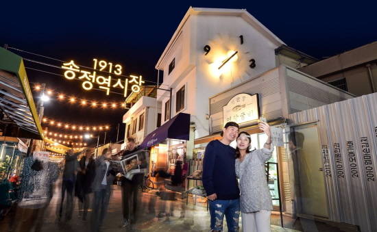 현대차그룹과 광주광역시가 함께 출범시킨 광주창조경제혁신센터는 현대카드와 '전통시장 활성화 프로젝트'로 광주 '1913송정역시장'을 본격 개장하고 기념 행사를 진행했다. 사진은 새롭게 변모한 '1913송정역시장'이 연인 및 가족 손님들로 인해 북적이는 모습. ⓒ 현대자동차