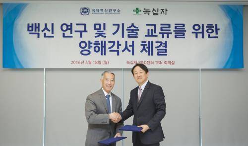 이병건 녹십자홀딩스 사장(우측)과 제롬 김 국제백신연구소 사무총장이 지카바이러스 관련 연구개발을 위한 상호협력 양해각서 체결 후 악수하고 있다. ⓒ 녹십자