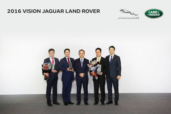 (좌측부터) 박장우 아주 네트워크 성산 서비스센터 지점장, 이정섭 천일 오토모빌 수원전시장 지점장, 백정현 재규어 랜드로버 코리아 대표, 전경식 선진모터스 상무, 양지훈 재규어 랜드로버 코리아 네트워크 총괄이사. ⓒ 재규어 랜드로버 코리아