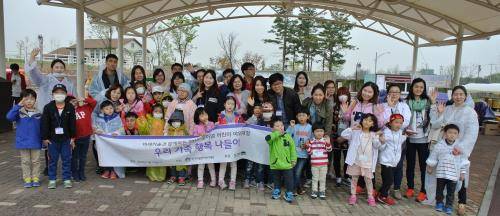 20일 서울지역 행사에 참여한 소아암 어린이와 가족 60여명이 경기도 안성에 있는 안성팜랜드를 방문해 다양한 체험을 진행했다. 함께 기념촬영하는 모습. ⓒ 동국제약