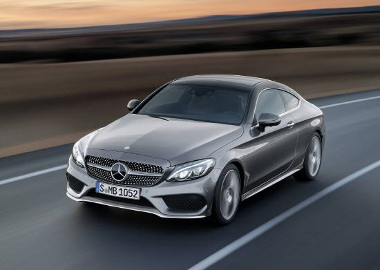 C-클래스 패밀리의 가장 스포티하고 감각적인 디자인을 자랑하는 '더 뉴 C 200 쿠페'는 AMG 익스테리어 라인과 인테리어 패키지를 기본 적용해 더욱 극대화된 스포티함과 특별함이 돋보이는 감각적인 디자인을 자랑하며 모던 럭셔리를 구현한다. Ⓒ 메르세데스-벤츠 코리아