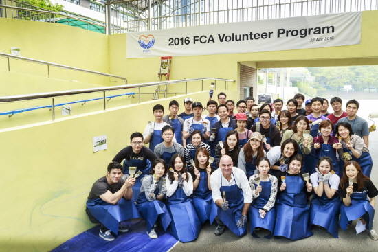 FCA 코리아는 서울 송파구에 위치한 가락중학교에서 벽화 그리기 재능기부 봉사활동을 진행했다. ⓒ FCA 코리아