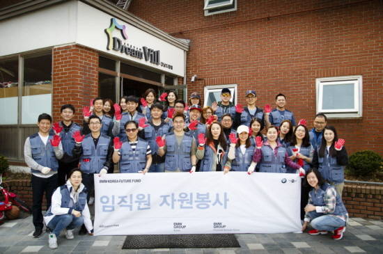 비영리 재단법인 BMW 코리아 미래재단은 지난 22일 서울 강남구 개포동에 위치한 강남드림빌에서 환경정비 및 영유아 체험지원 봉사활동을 진행했다. ⓒ BMW 코리아