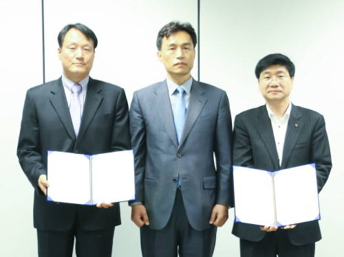 한국철강협회는 최근 산업통상자원부 무역위원회로부터 불공정무역행위 신고센터로 지정받았다.(사진 왼쪽 첫 번째가 이병우 철강협회 전무). ⓒ 한국철강협회