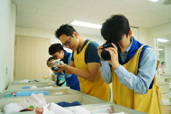 동방영아일시보호소에서 입양 대기 중인 영아들의 사진앨범 제작을 위한 사진촬영을 하고 있는 모습. ⓒ 현대로템