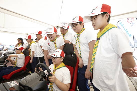 모터스포츠 관련 교육활동에 참여한 목포 석현초등학교 학생들의 모습. ⓒ 금호타이어