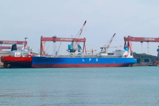 '아코니스' 1500호기를 탑재한 페트레덱 사 LPG운반선. ⓒ 현대중공업