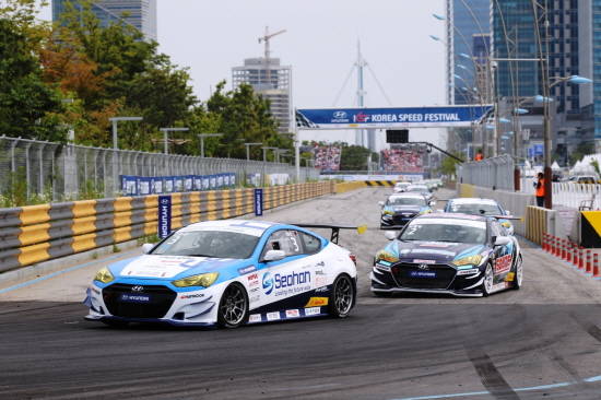 현대차는 국내 유일 도심 레이싱 축제 '더 브릴리언트 모터 페스티벌'을 인천 송도 국제 업무지역 일대에서 개최해 '국내 최초 도심 나이트 레이스'과 '아반떼 챌린지 레이스' 등 다양한 즐길 거리를 제공할 계획이다. 사진은 지난해 시행된 더 브릴리언트 모터 페스티벌 2015 레이싱. Ⓒ 현대자동차