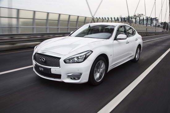인피니티 Q70의 전체적인 외관 디자인은 공기저항을 최소화하는 유려한 곡선 디자인으로 시각적 안정감과 역동성까지 만족시켜 브랜드 통일성을 달성하는 동시에 최상위 럭셔리 퍼포먼스 세단의 강력한 존재감을 완성했다. ⓒ 인피니티 코리아