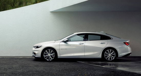 올 뉴 말리부는 동급최대를 자랑하는 4925㎜의 차체길이에 극적인 비례감과 스포츠 쿠페 스타일의 감각적인 라인이 결합됐다. ⓒ 한국GM