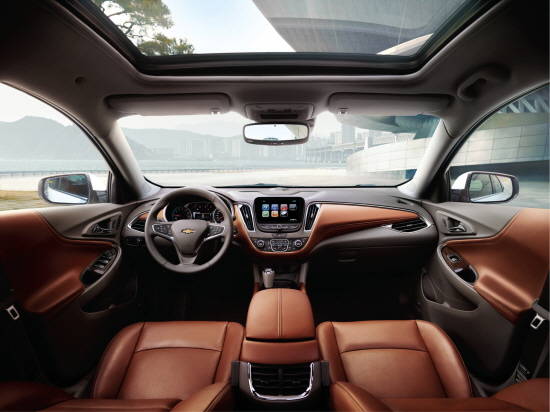 올 뉴 말리부는 쉐보레 듀얼 콕핏 인테리어를 재해석하고 스티어링 휠, 계기판, 기능 스위치 버튼까지도 완전히 새 디자인이 적용됐다. ⓒ 한국GM