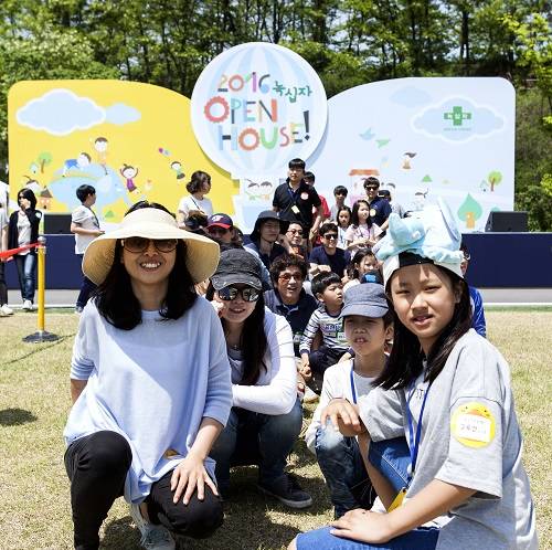 5일 충북 청주시의 녹십자 오창공장에서 진행한 '오픈하우스' 행사에서 녹십자 사원 가족이 레크레이션 게임에 참여하고 있다. ⓒ 녹십자
