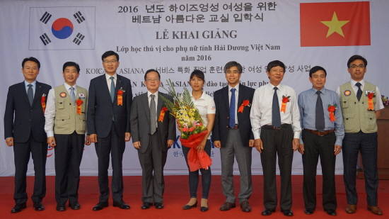 베트남-아름다운교실 입학식을 마친 후 기념촬영을 하고 있는 모습. ⓒ 아시아나항공