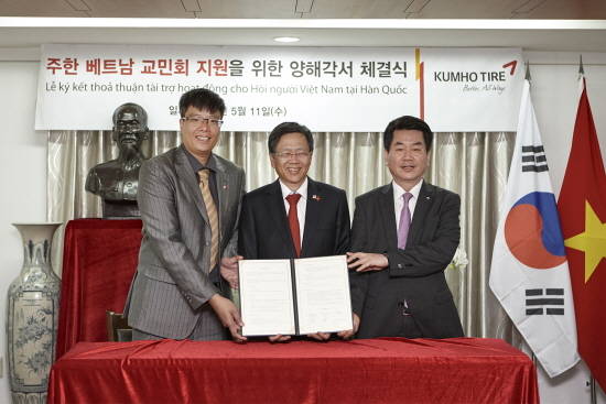 (왼쪽부터) 천하이링 주한 베트남 교민회장, 팜후찌 베트남 대사, 이한섭 금호타이어 사장이 기념촬영을 하고 있는 모습. ⓒ 금호타이어