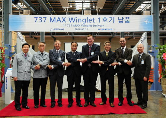 대한항공 부산 테크센터에서 함명래 항공우주사업본부장(왼쪽 네 번째)을 비롯한 자사 임직원과 보잉사 관계자들이 기념 촬영을 하고 있는 모습. ⓒ 대한항공