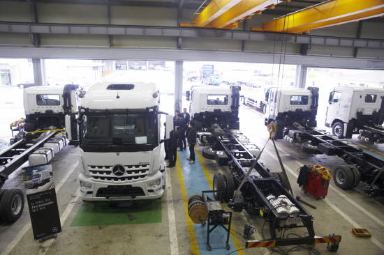 다임러 트럭 코리아는 특장업체들을 대상으로 뉴 아록스 카고 바디빌더 테크투어를 진행했다. ⓒ 다임러 트럭 코리아