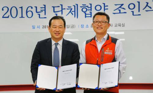 13일 서울 강서구 등촌동 홈플러스 본사에서 홈플러스 노사는 김상현 사장(왼쪽)과 김기완 노조위원장이 참석한 가운데 '2016년 단체협약 조인식'을 진행했다. ⓒ 홈플러스