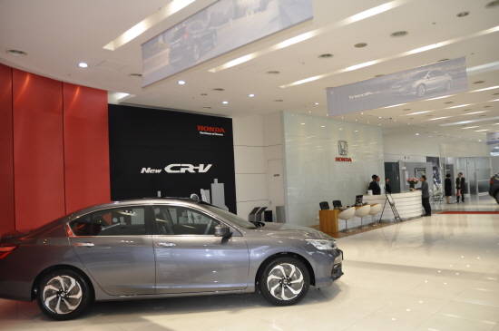 전국 최대 규모를 자랑하는 혼다 KCC모터스 용산전시장은 서울역 근처에 인접해 있으며, 1층은 혼다 라인업을 볼 수 있는 쇼룸으로, 2층은 서비스센터와 고객대기실로 이뤄졌다. Ⓒ 프라임경제