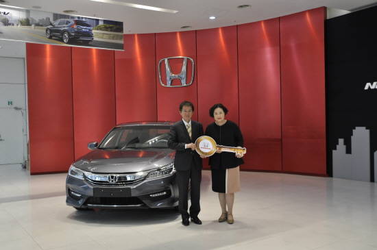 KCC모터스는 공식 오픈 이래 1만 번째 고객으로 선정된 김경미(42세·직장인) 고객에게 황금열쇠(10돈)를 증정했다. 사진 좌측부터 이규철 KCC모터스 대표·김경미 고객. Ⓒ 프라임경제