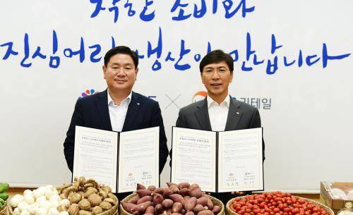 허연수 GS리테일 대표(좌측)와 안희정 충청남도 도지사가 MOU 체결 후 기념촬영을 하고 있다. ⓒ GS리테일