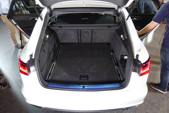 '더 뉴 A6 아반트'의 트렁크 적재공간은 뒷좌석 폴딩 시 최대 1680ℓ이며, 비 폴딩 시에는 565ℓ다. = 노병우 기자