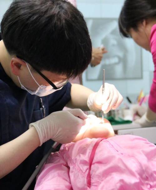 충치 환자를 진료하고 있다. 사진은 기사 내용과 무관. ⓒ 유디치과