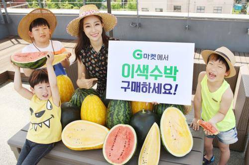 G마켓이 오는 29일까지 겉과 속이 노란 망고수박, 겉껍질 색이 진한 흑피수박 등 이색 수박을 할인한 가격에 선보인다. ⓒ G마켓