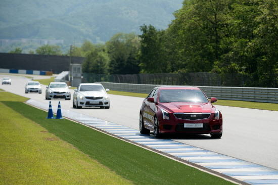 GM코리아가 경기도 용인 스피드웨이에서 '캐딜락 드라이빙 익스피리언스'를 개최했다. ⓒ GM코리아
